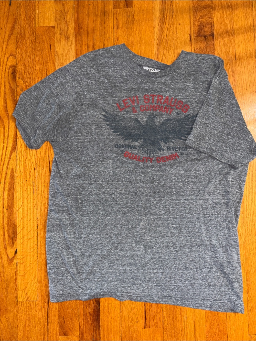 Levi's Gray Heather Short Sleeve Graphic Tee with Red Logo